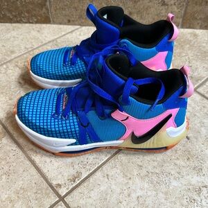 LeBron witness 7 youth sz5.5